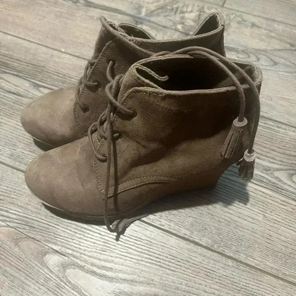 Mia size 6 brown suede booties - Picture 1 of 4